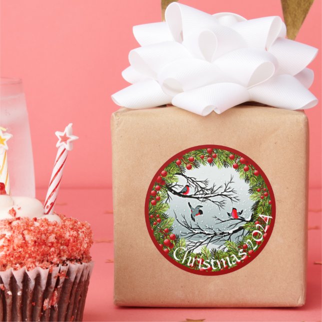 Gewohnte Vögel in schneebedeckten Nadeln Red Berri Runder Aufkleber (Party)