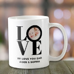Gewohntes Foto Wir Liebe Sie Vater Vatertag Kaffeetasse<br><div class="desc">Diese We Liebe You Vater Foto Tasse ist mit dem Wort LIEBE in fett schwarzen Typografie dekoriert. Einfach mit Ihrem Foto und Namen anpassbar. Macht ein großartiges Vatertagsgeschenk.</div>