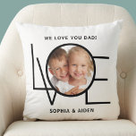 Gewohntes Foto Wir Liebe Sie Vater Vatertag Kissen<br><div class="desc">Diese We Liebe You Vater Foto Kissen ist mit dem Wort LIEBE in schwarzer Typografie auf einem weißen Hintergrund dekoriert. Einfach mit Ihrem Foto und Namen anpassbar. Macht ein großartiges Vatertagsgeschenk.</div>