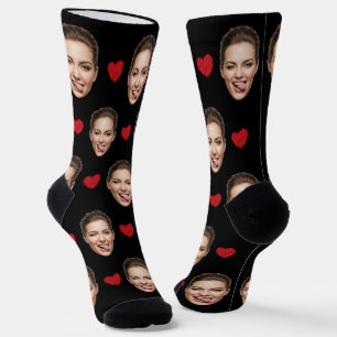 Gewohntes Gesicht mit roten Herzen auf schwarz Socken