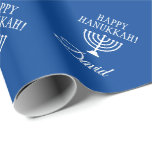 Gewohntes Glück Hanukkah blauer jüdischer Feiertag Geschenkpapier<br><div class="desc">Custom Happy Hanukkah blau und weiß jüdischen Feiertag Packpapier. Personalisierte Geschenkverpackungen mit Namen und Menorah-Kerzenhalter. Fügen Sie Ihren eigenen individuelle Name,  Weihnachtsgrüße oder Monogramm Buchstaben. Elegantes Urlaubsdesign mit dekorativen Mustern religiöser Symbole. Matte oder glänzende Oberfläche.</div>