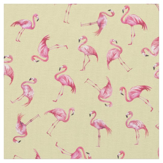 Geworfene Wasserfarb-Flamingos auf Hellgelb Stoff (Nahaufnahme)