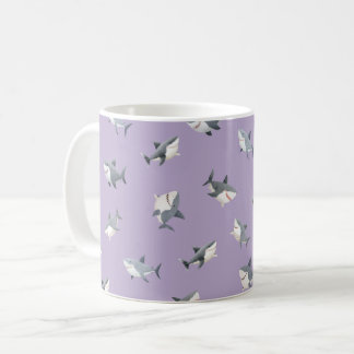 Geworfene Wasserfarben-Haie auf Helllila Kaffeetasse