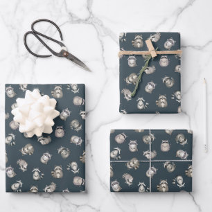 Geworfene Wasserfarben-Waschbären auf dunklem Grau Geschenkpapier Set