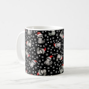 Geworfene Weihnachtswaschbären und Schneeflocken a Kaffeetasse