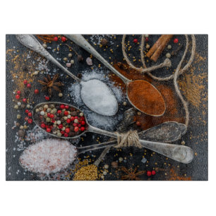 Gewürze auf Löffeln angeordnet Schneidebrett