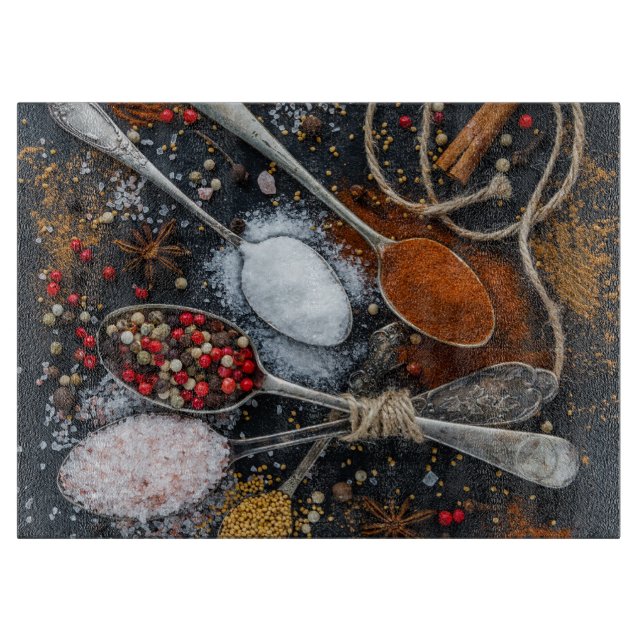 Gewürze auf Löffeln angeordnet Schneidebrett (Vorderseite)