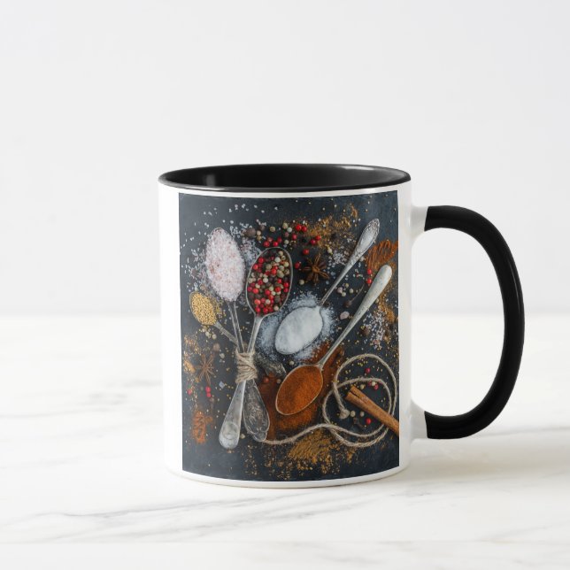 Gewürze auf Löffeln angeordnet Tasse (Rechts)