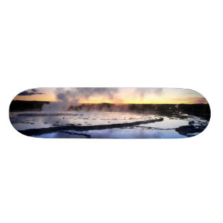 Geysir-Rauch am Sonnenuntergang Skateboard