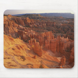 Gezackte Felsformationen in der Schlucht Mousepad