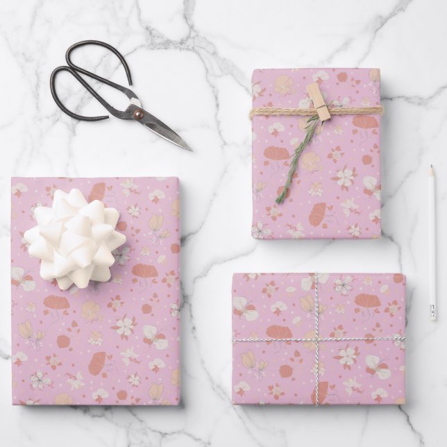 Gezeichnete Blumen auf Hellrosa Geschenkpapier Set (Vorderseite)