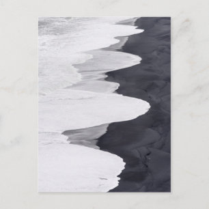 Gezeitenwaschen über schwarzem Strand Postkarte