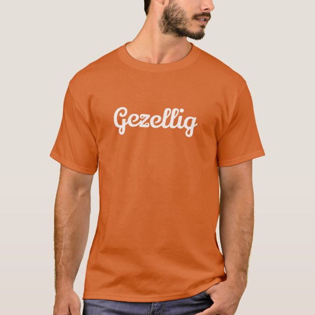 Gezellig auf einem T - Shirt (Vorderseite)