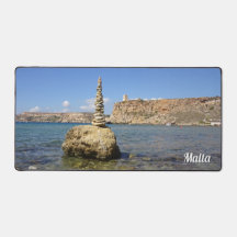 Ghajn Tuffieha Bay und Turm Stein Cairn