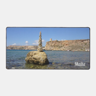 Ghajn Tuffieha Bay und Turm Stein Cairn Schreibtischunterlage