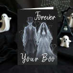 Ghost Boo Gothic Husband Ehefrau Halloween Geburts Karte<br><div class="desc">Bringen Sie das Übernatürliche zu Ihrem besonderen Tag mit dieser beängstigenden "Forever Your Boo"-Grußkarte für Ihren wichtigen anderen. Mit seinem schwarz-weiß-farbenen und geistreichen Halloween-Stil ist es das perfekte Gerät, um Ihrem Partner eine Spuk Liebe zu liefern. Ideal für Paare mit Geburtstag oder Jubiläum während der Oktoberspausensaison oder für alle, die...</div>