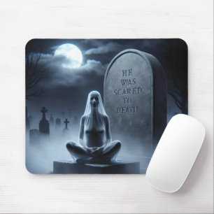Ghost-Frau in einem Friedhof Mousepad
