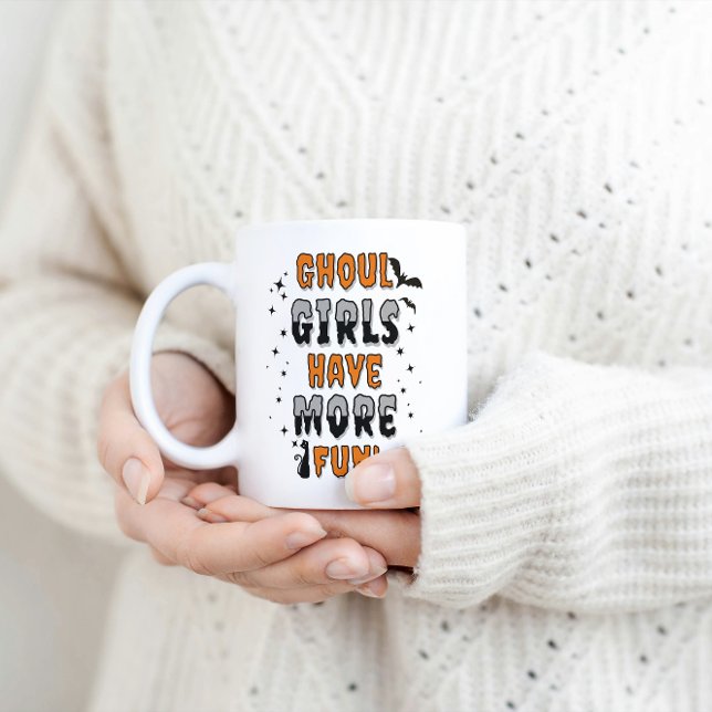 Ghoul Girls haben mehr Spaß an modernen Halloween Kaffeetasse (A woman holding a white coffee mug with Orange and black text saying Ghoul girls have more fun.)