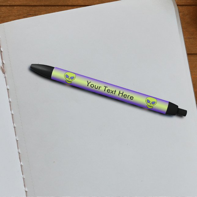 Ghoulish Green Alien Skull Kugelschreiber (Alien glowing green skulls purple eyes on purple with green stripe writing pen.)