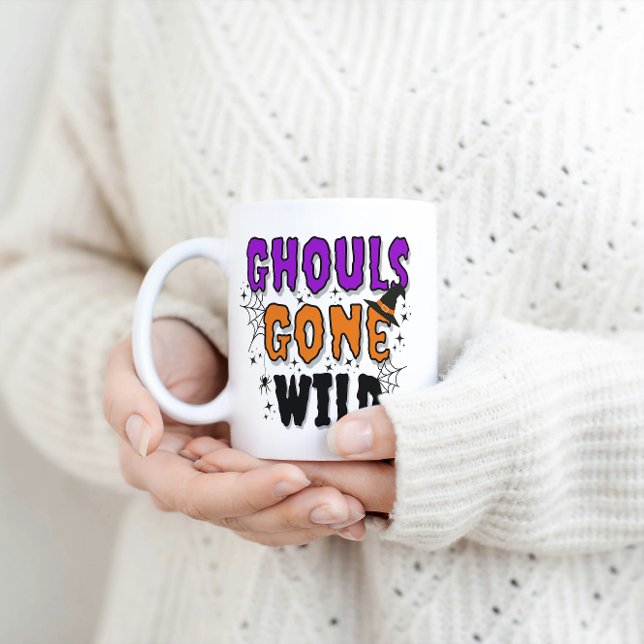 Ghouls Gone Wild Moderne Halloween-Tasse Kaffeetasse (Woman in a white sweater holds a mug with the Ghouls Gone Wild mug.)