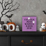 Ghouls nur wollen Spaß haben Lila Halloween Holzkisten Schild<br><div class="desc">Dieses beängstigende,  niedliche,  personalisierte Halloween-Kunstdekor zeigt das Zitat "Ghouls will nur Spaß haben". Mit zwei kleinen Gespenstern ist es möglich,  die lila Hintergrundfarbe (Farben können individuell angepasst werden) in schwarzem Text und die helle Hintergrundfarbe zu verwenden.</div>