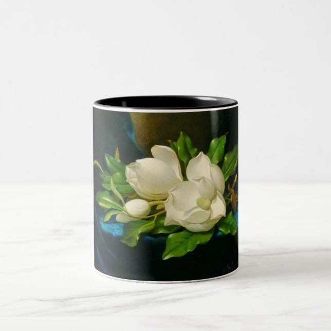 Giant Magnolias auf einem blauen Samttuch (Heade) Zweifarbige Tasse (Mittel)