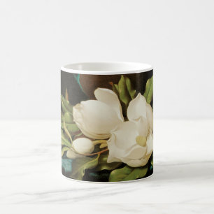 Giant Magnolias auf einem blauen Samttuch von MJ H Kaffeetasse