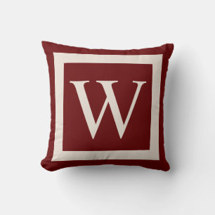 Giant Monogram auf burgundy Red Background Kissen