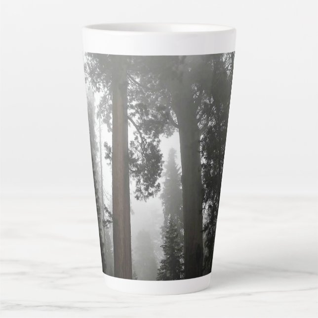 Giant Sequoia Trees in the Fog, CA Milchtasse (Vorderseite)