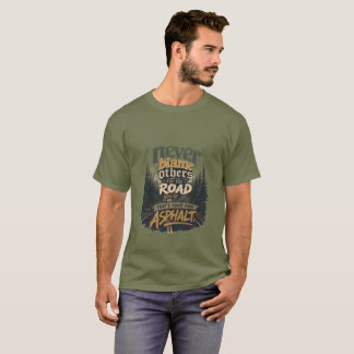 Gib anderen niemals die Schuld – gib der Straßenas T-Shirt