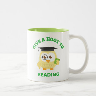 Gib einem Hoot für das Lesen mit süßer Eule Zweifarbige Tasse