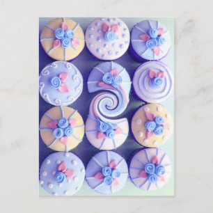 Gib ihm einen wirbelnden Cupcakes Postkarte