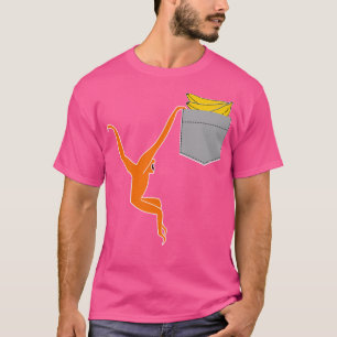Gibbon-Affe beim Bananenanfang im Fake-Pocket T-Shirt