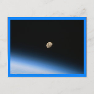 Gibbous Mond aus der Umlaufbahn Blaue Umrandung Postkarte