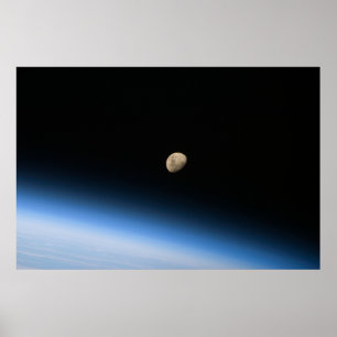 Gibbous Moon aus dem Orbit Print Poster