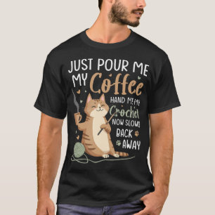 Gieß mir einfach Kaffee ein und gib mir mein Häkel T-Shirt