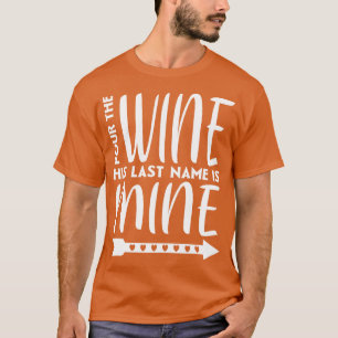 Gießen Sie den Wein, den sein Nachname meins ist T-Shirt