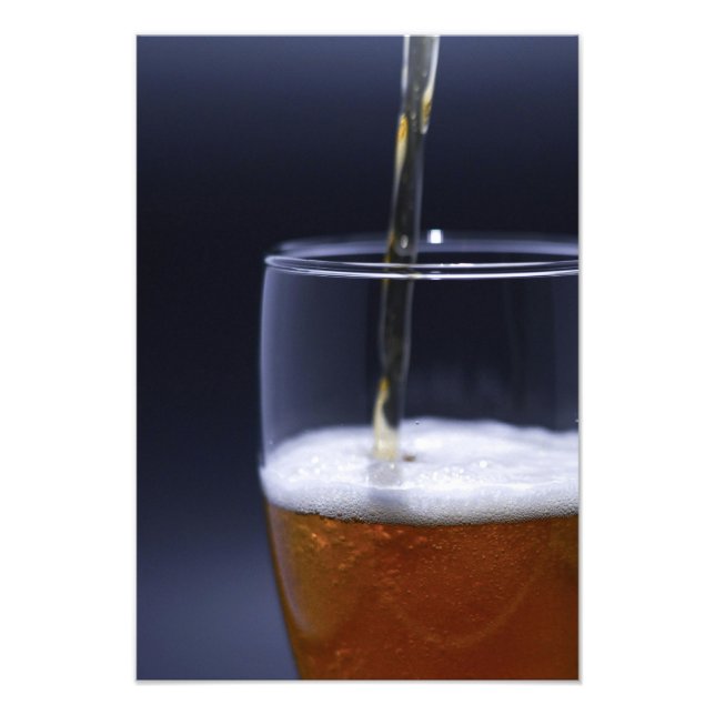 Gießen Sie ein anderes Bier Fotodruck (Vorne)