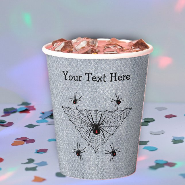 Giftige Schwarze Witwenspinnen im Netz auf Weiß Pappbecher (Poisonous black widow spider hourglass marks in triangle shaped black web on rustic white paper cup.)