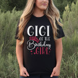Gigi vom Geburtstagskamerad - Benutzerdefiniertes  T-Shirt<br><div class="desc">Hast du eine Familie, die Lieben zum Geburtstag feiert? Will du sicherzustellen, dass jedes einzelne deiner Familienmitglieder ein eigenes personalisiertes Shirt hat? Schau nicht weiter als Gigi vom Geburtstagsmädchen! Unsere Shirts sind perfekt für die Erstellung einer Geburtstagskuppe. Egal, ob Sie einen T - Shirt für Ihre Tochter, ein Shirt für...</div>