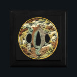 Gilded Asian Medallion von Vision Studio Geschenkbox<br><div class="desc">Einzigartiger Ausdruck eines vergoldeten asiatischen Medaillons von Vision Studio. Ein Regenbogen der Herbstfarben prägt das Auge und verleiht der Medaille ein warmes Ambiente vor schwarzem Hintergrund. Holen Sie sich noch heute Ihr Exemplar!</div>