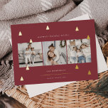 Gilded Forest | Elegante Weihnachts-FotoCollage Folien Feiertagskarte<br><div class="desc">Ein modernes und elegantes Weihnachtskartendesign mit drei quadratischen Fotos,  die nebeneinander auf einem mit goldgelben Pinienbäumen überzogenen,  kranberroten Hintergrund angeordnet sind. Personalisieren Sie mit Ihrem individuellen Urlaubsgruß,  Familiennamen und dem Jahr.</div>