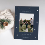 Gilded Forest | Elegantes Weihnachts-Foto Folien Feiertagskarte<br><div class="desc">Ein modernes und elegantes Weihnachtskartendesign mit einem senkrechten Single-Foto auf einem marineblau mit silberfarbenen Pinienbäumen übersät. Personalisieren Sie mit Ihrem individuellen Urlaubsgruß,  Familiennamen und dem Jahr darunter.</div>