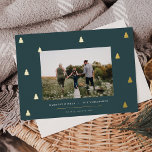 Gilded Forest | Elegantes Weihnachts-Foto Folien Feiertagskarte<br><div class="desc">Modernes und elegantes Weihnachtskartendesign mit einem waagerechten Foto auf einem tiefen Fichtengrün mit goldgelben Pinienbäumen. Personalisieren Sie mit Ihrem individuellen Urlaubsgruß,  Familiennamen und dem Jahr darunter.</div>