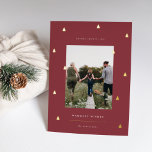 Gilded Forest | Elegantes Weihnachts-Foto Folien Feiertagskarte<br><div class="desc">Ein modernes und elegantes Weihnachtskartendesign mit einem senkrechten Single auf einem roten Hintergrund mit Rose goldgelben Pinienbäumen. Personalisieren Sie mit Ihrem individuellen Urlaubsgruß,  Familiennamen und dem Jahr darunter.</div>