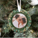 Gilded Greenery Green Verheiratet und Merry Two Fo Ornament<br><div class="desc">Dieser prächtige, frisch vermählte Sake-Ornament besticht durch einen üppigen, festlichen Kranz aus goldenen Blätter, Weihnachtsgrün und roten, heiligen Beeren auf einem modernen waldgrünen Hintergrund. Ihr persönliches Hochzeitsfest-Foto geht in die Mitte mit den Worten "Verheiratet und fröhlich", und es gibt sogar einen Platz für Ihren Namen. Ein zweites Foto geht auf...</div>