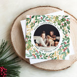 Gilded Greenery White | Weihnachten für mehrere Fo Dreifach Gefaltete Urlaubskarte<br><div class="desc">Der Cover dieser wunderschönen dreiteiligen, vielseitig einsetzbaren Urlaubskarte mit einem üppigen, festlichen Kranz aus goldenen Blätter, Weihnachtsgrün und roten Heiligbeeren auf einem modernen, weißen Hintergrund. Ihr persönliches Foto geht in die Mitte mit einem "Frohen Weihnachten" Gruß und Ihren Namen. Inklusive der Innenausstattung, gibt es Platz für insgesamt fünf Fotos sowie...</div>