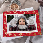 Gilded Snowflakes Foto Rot und Gold Folien Feiertagskarte<br><div class="desc">Elegante Urlaubskarte mit Ihrem horizontalen Foto,  gerahmt von einem weißen Rahmen mit schönen Schneeflocken aus Goldfolie auf rotem Hintergrund. Personalisieren Sie die Goldfolie Snowflake Urlaubskarte mit einem individuellen Urlaubssegment und Ihrem Familiennamen. Die Folie kehrt um,  um einen soliden roten Hintergrund zu zeigen</div>