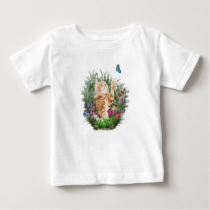 Ginger Kätzchen spielt mit Schmetterling Baby T-shirt