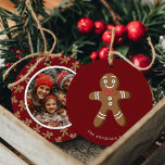 Gingerbread Man Red Polka Dot Christmas Foto Keramik Ornament<br><div class="desc">Feiern Sie den Urlaub mit diesem bezaubernden Gingerbread Mann Red Polka Dot Weihnachts-Foto Keramik Ornament. Mit einem niedlichen Lebkuchenmänndesign und einem individuell anpassbaren Foto auf der Rückseite, ist dieses Ornament ideal, um Ihrem Baum eine Touch festlichen Charmes hinzuzufügen. Personalisieren Sie es mit Ihrem Familiennamen und Ihrem Lieblings-Foto, um einen Sake...</div>